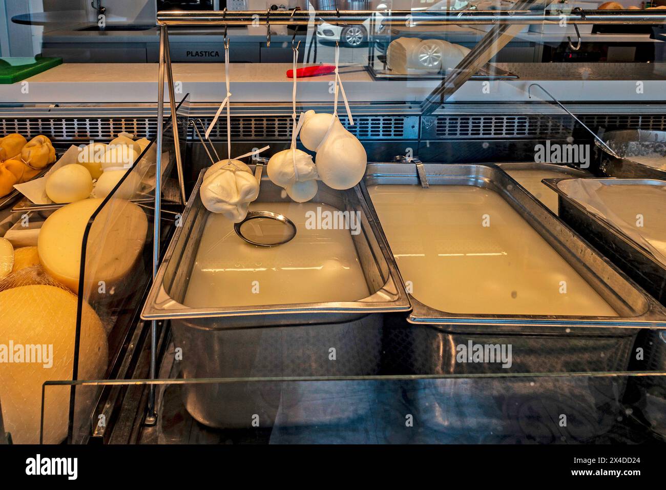 Boulettes de fromage Mozarella dans une épicerie fine à Bari, Italie Banque D'Images