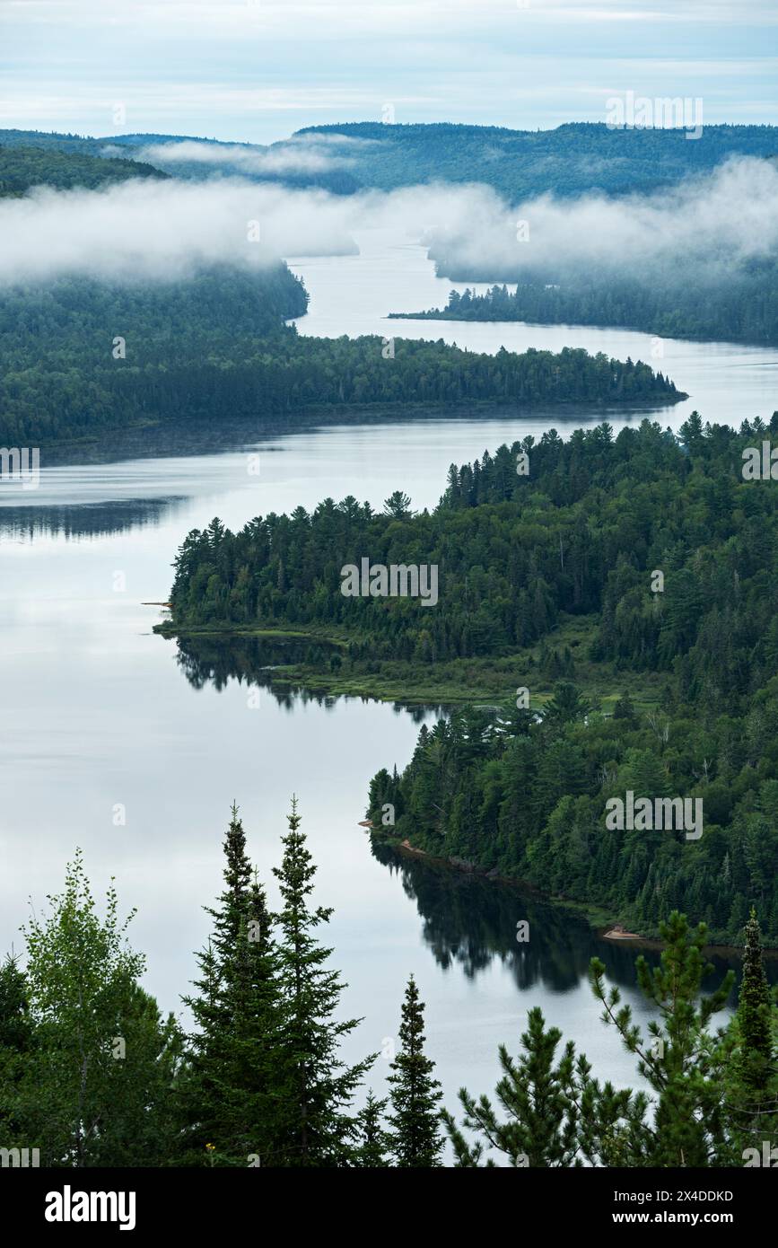 Canada, Québec, Parc national de la Mauricie. Aperçu du paysage matinal du lac Wapizagonke. Banque D'Images