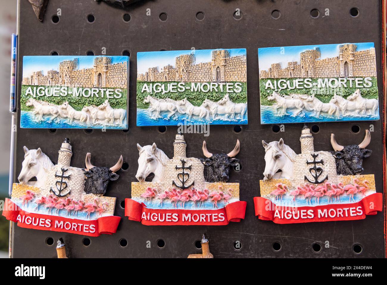 Aigues-mortes, Gard, Occitanie, France. Souvenirs touristiques dans une boutique du sud de la France. (Usage éditorial uniquement) Banque D'Images