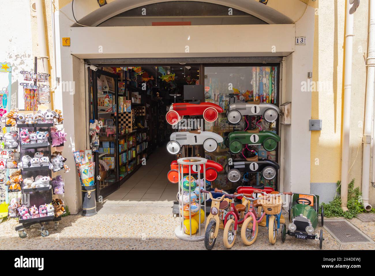 Aigues-mortes, Gard, Occitanie, France. Petite boutique vendant des jouets dans le sud de la France. (Usage éditorial uniquement) Banque D'Images