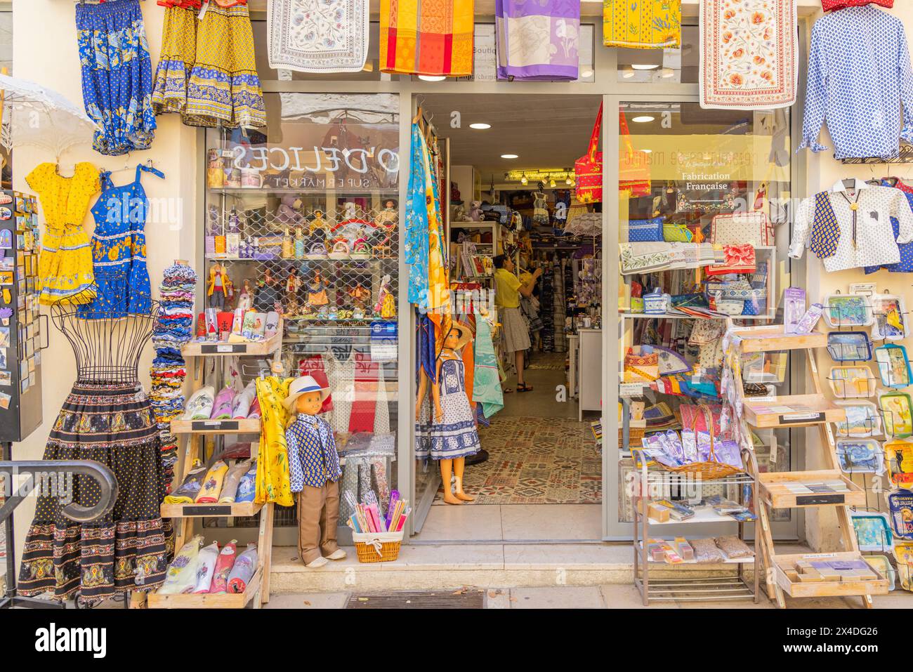 Arles, Bouches-du-Rhône, Provence-Alpes-Côte d'Azur, France. Une petite boutique vendant des vêtements pour enfants. (Usage éditorial uniquement) Banque D'Images