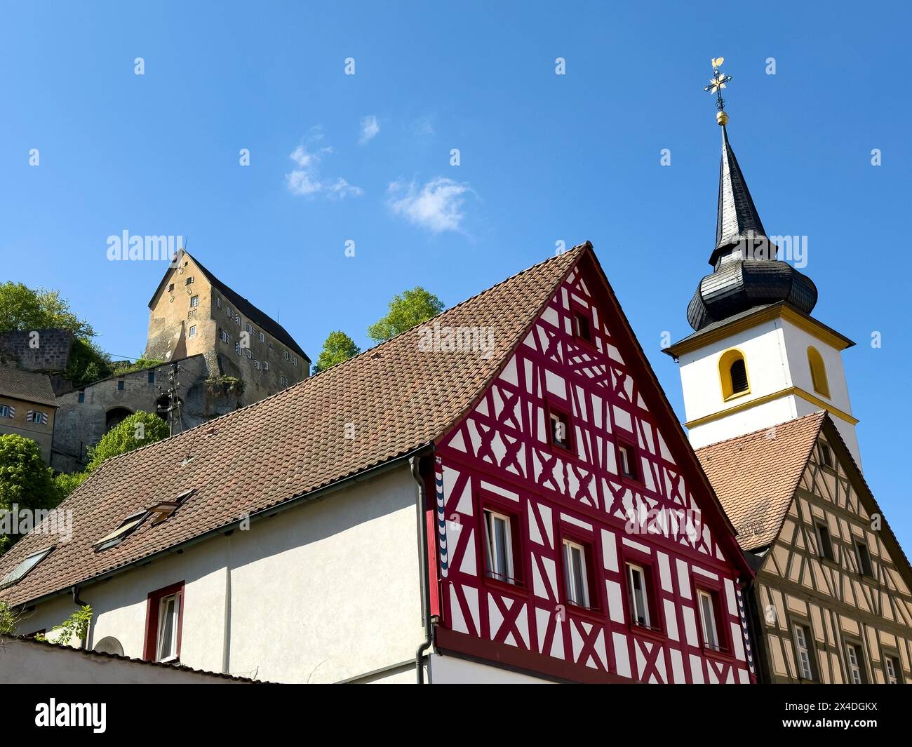 Église et château Pottenstein en Suisse franconienne, Bavière Allemagne Banque D'Images
