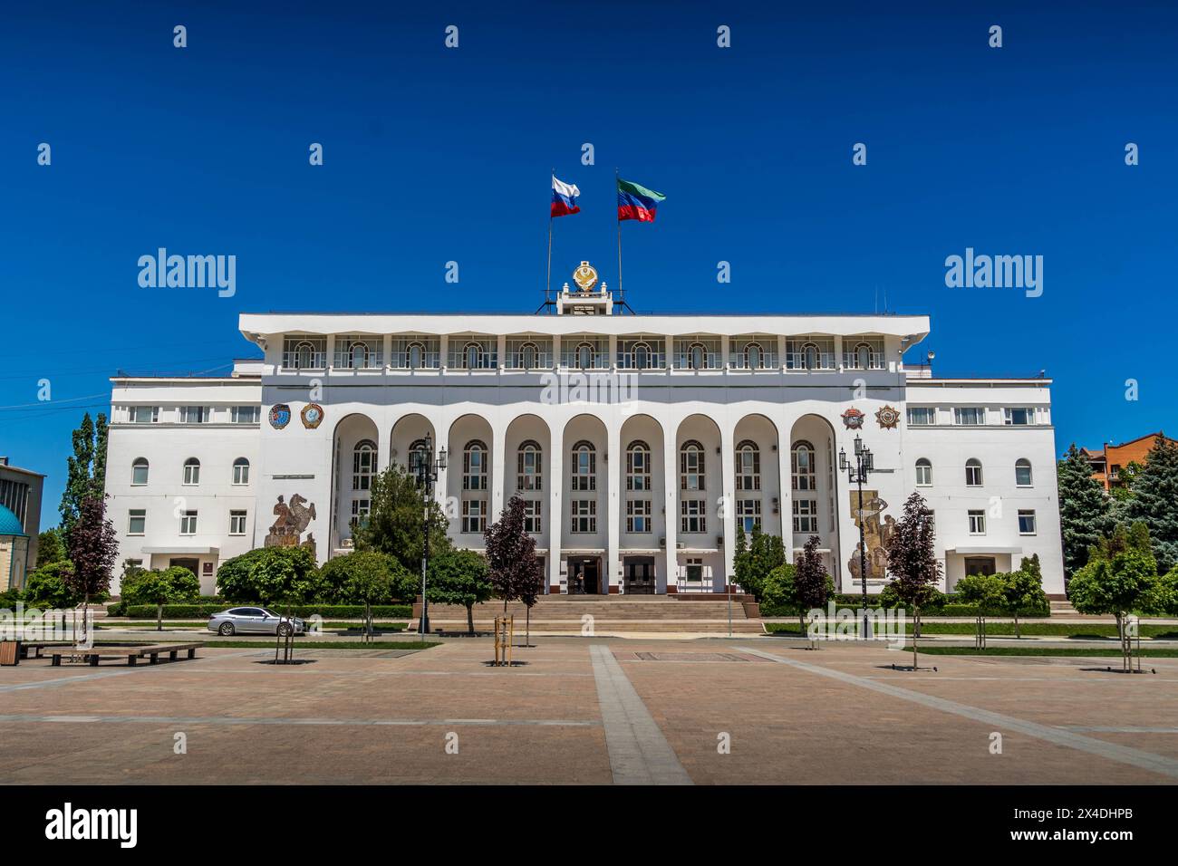 Le bâtiment de l'administration de la République du Daghestan dans la ville de Mahachkala, dans le sud de la Russie, avec les drapeaux de la Russie et du Daghestan sur le dessus Banque D'Images