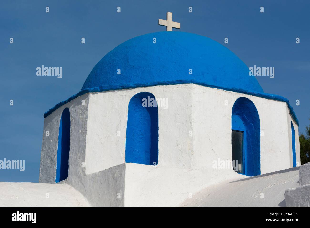 Détail d'une petite chapelle avec un toit en dôme, à Parikia, île de Paros, îles Cyclades, Grèce. Banque D'Images
