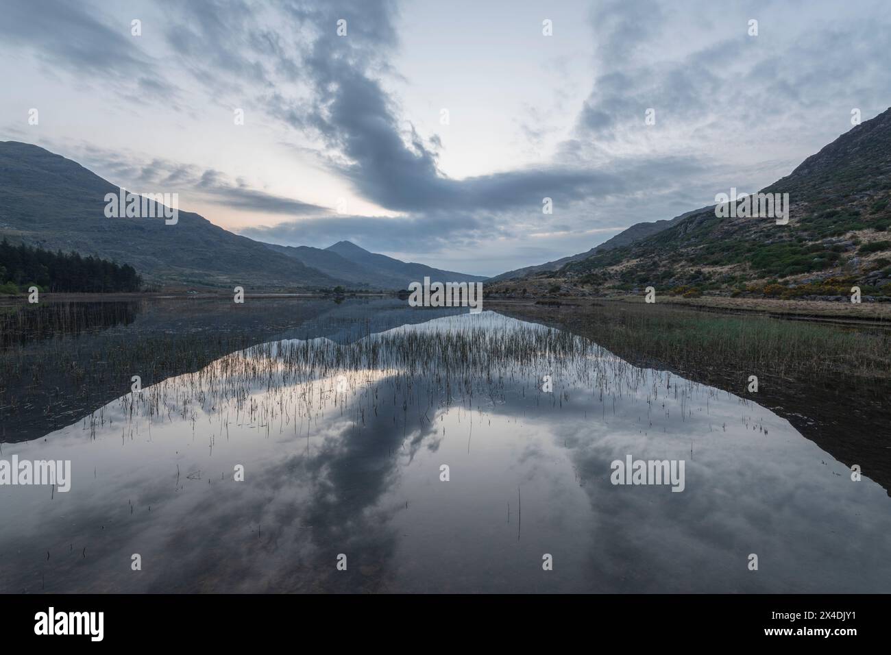 Irlande, lac Cummeenduff. Réflexions matinales sur le lac. Banque D'Images