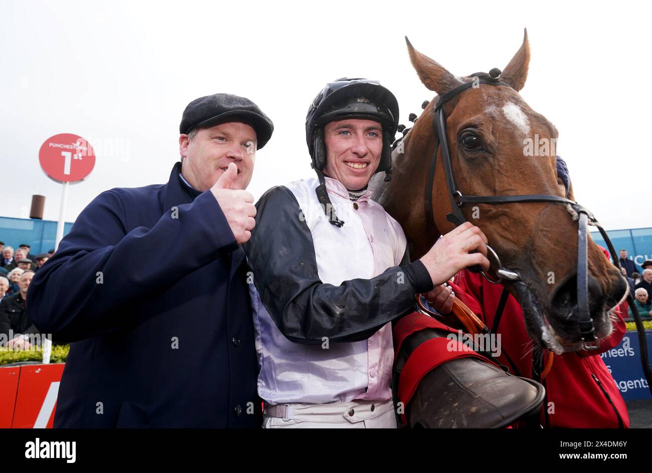 L’entraîneur Gordon Elliott et le jockey Jack Kennedy avec Teahupoo après avoir remporté le championnat des Ladbrokes Stayers Hurdle le troisième jour du Punchestown Festival à l’hippodrome de Punchestown, dans le comté de Kildare. Date de la photo : jeudi 2 mai 2024. Banque D'Images