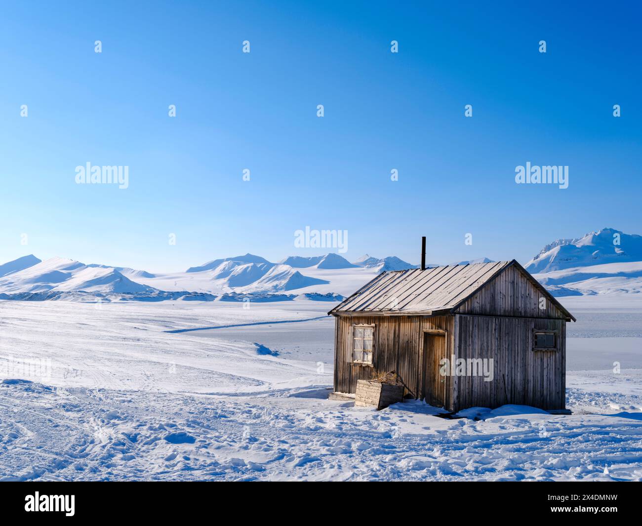 Cabane traditionnelle à Frozen Gronfjorden, île du Spitzberg. Région arctique, Scandinavie, Norvège, Svalbard Banque D'Images