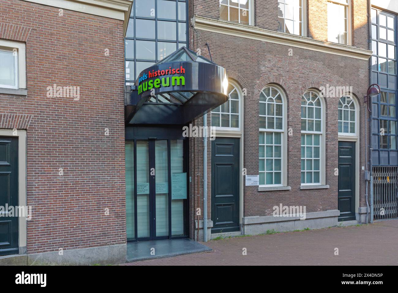 Amsterdam, pays-Bas - 14 mai 2018 : entrée au Joods History Museum plus œuvres d'art juives juniors, objets cérémoniels et artefacts relatifs aux Juifs a Banque D'Images
