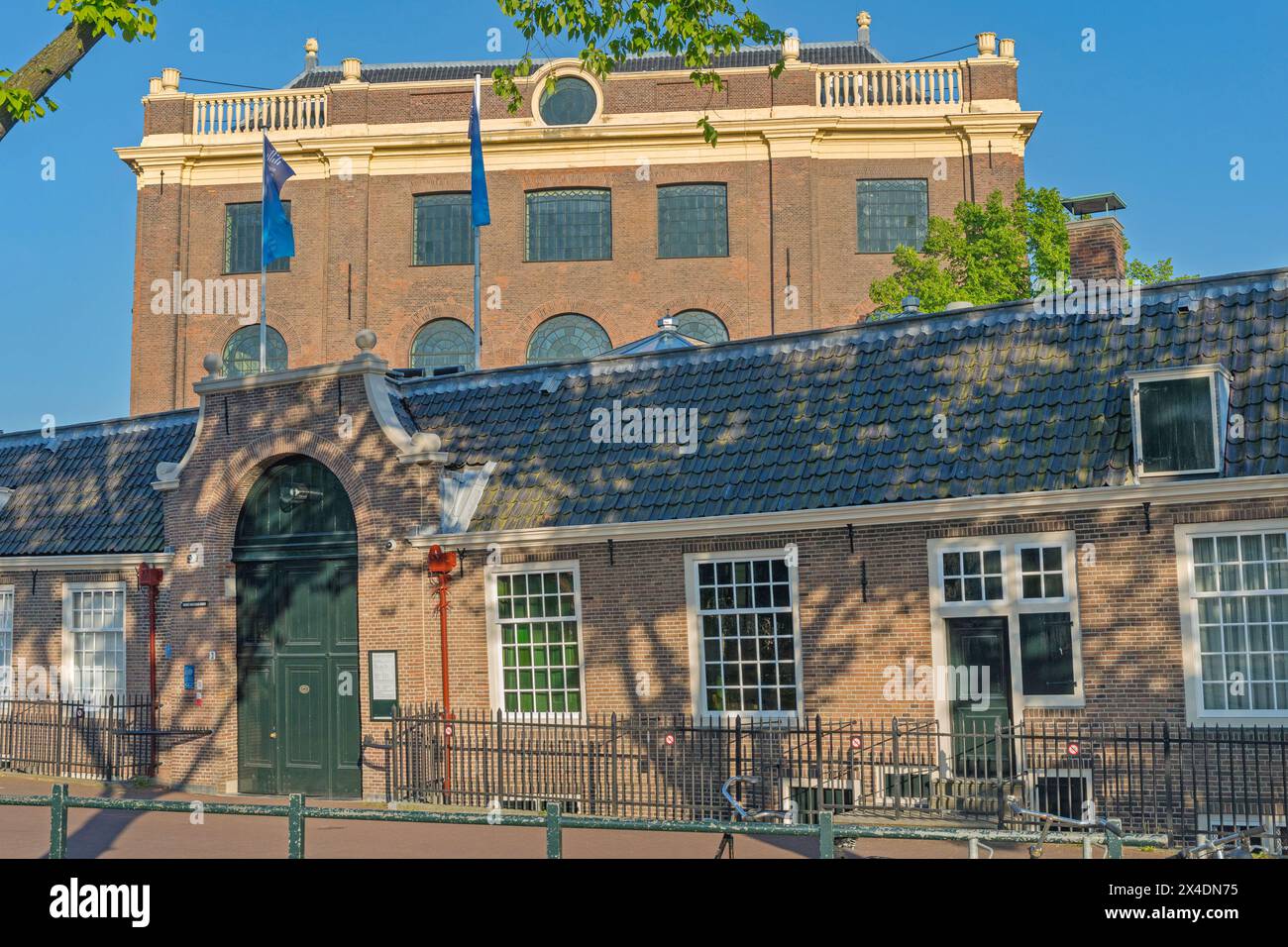 Amsterdam, pays-Bas - 14 mai 2018 : Esnoga Synagogue séfarade portugaise du XVIIe siècle lieu de culte Hollande à Mr. Visserplein Street. Banque D'Images