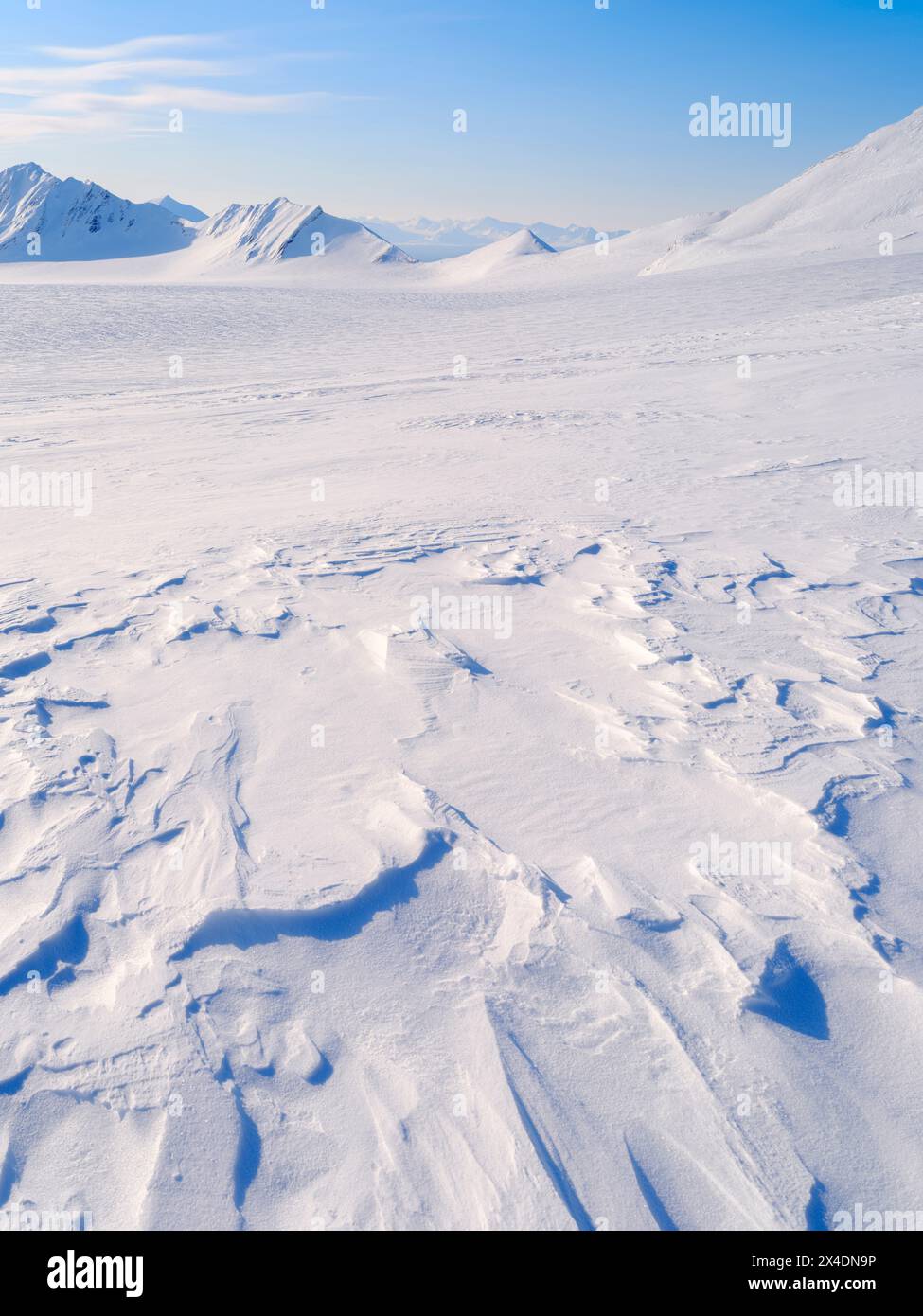 Paysage avec Sastrugi au col de Vestre Gronfjorden à Fridtjovbreen, île du Spitzberg. Région arctique, Scandinavie, Norvège, Svalbard Banque D'Images