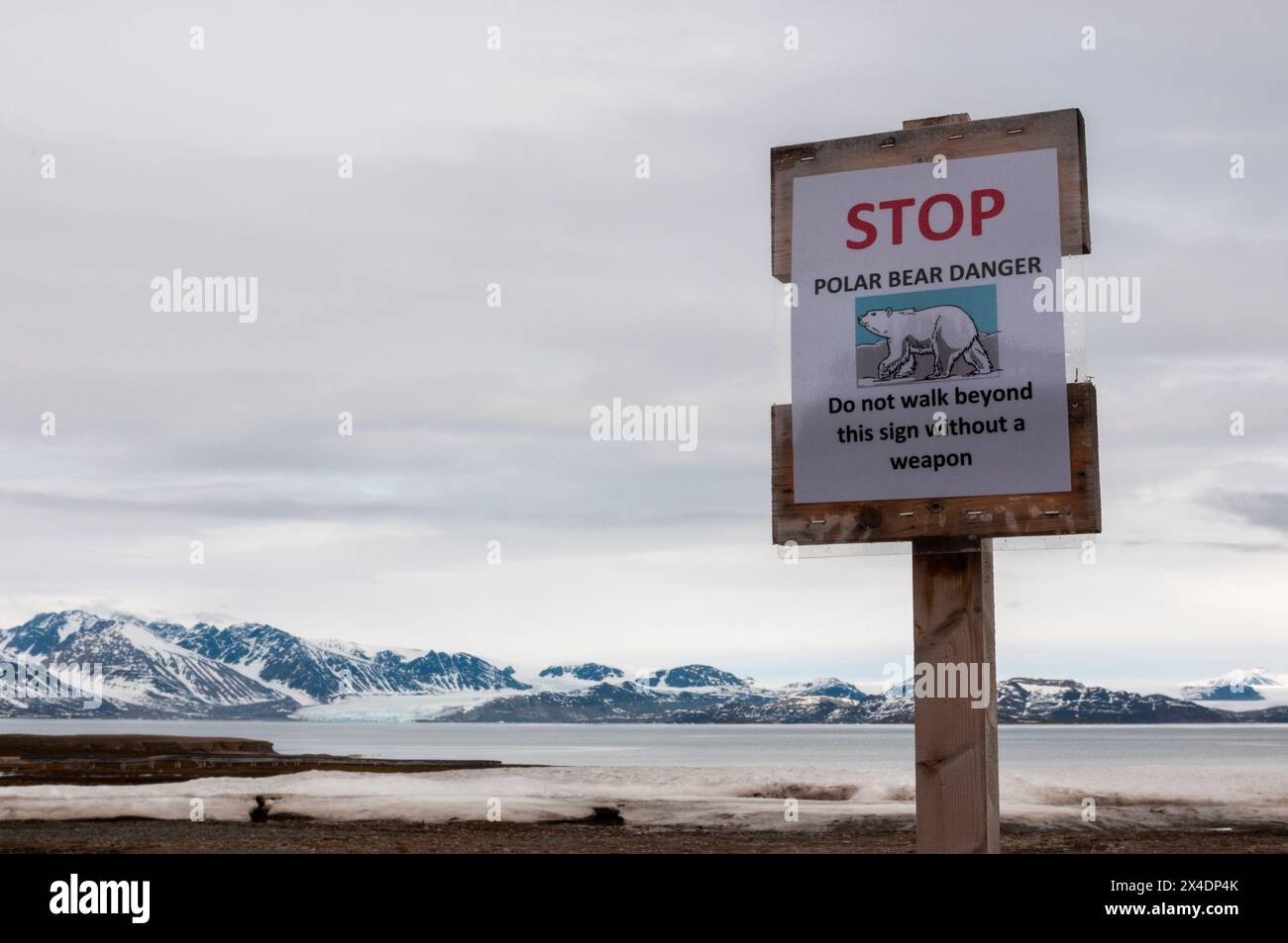 Un panneau de danger avertissant les ours polaires à la station de recherche de NY-Alesund, Kongsfjorden, Spitzberg Island, Svalbard, Norvège. Banque D'Images