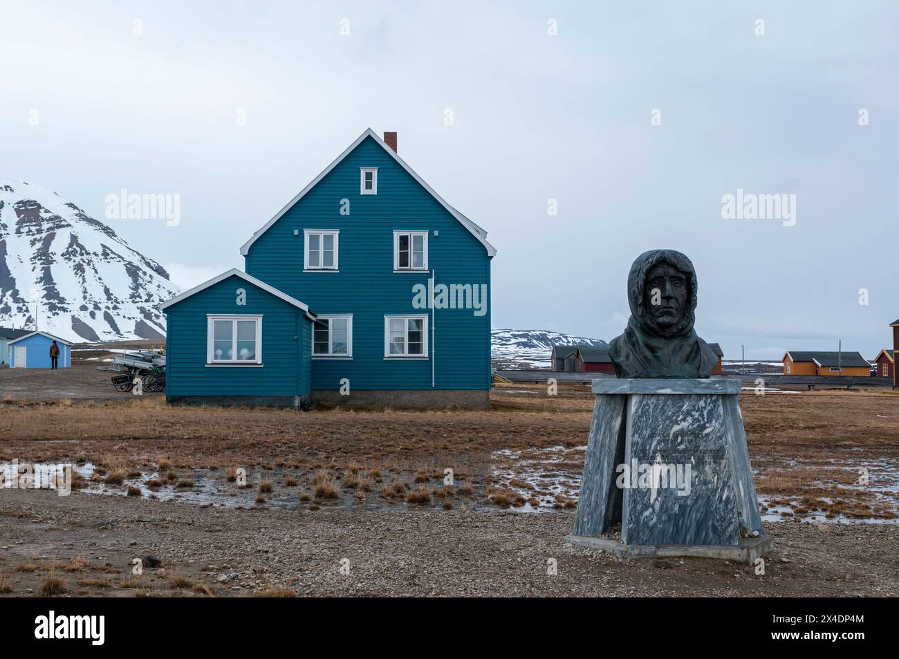 La statue de Roald Amundsen à la station de recherche de NY-Alesund, Kongsfjorden, Spitzberg Island, Svalbard, Norvège. (Usage éditorial uniquement) Banque D'Images