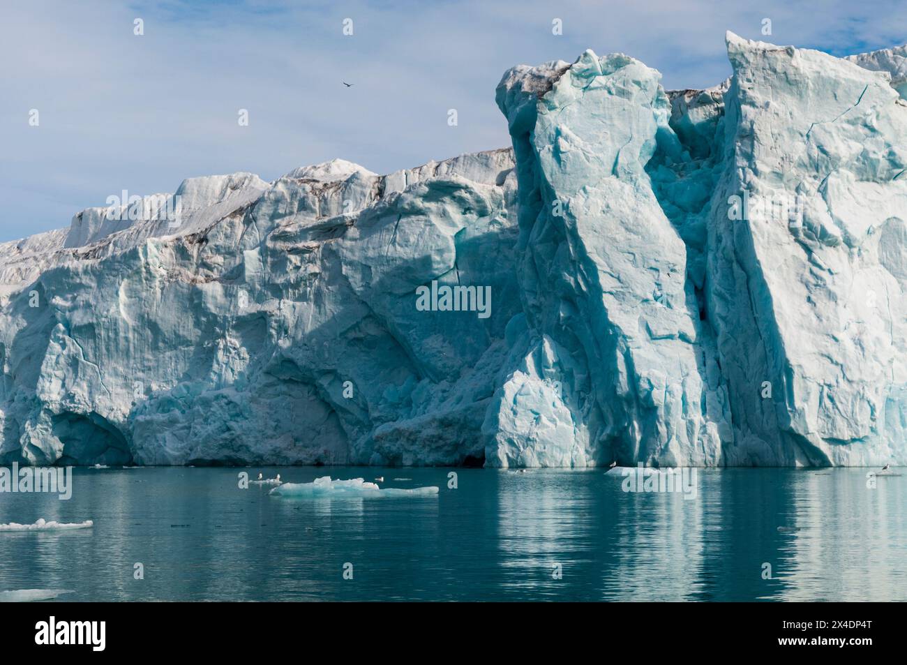 Les murs massifs du glacier Lilliehook se reflètent sur les eaux arctiques.Lilliehookfjorden, île de Spitsbergen, Svalbard, Norvège. Banque D'Images