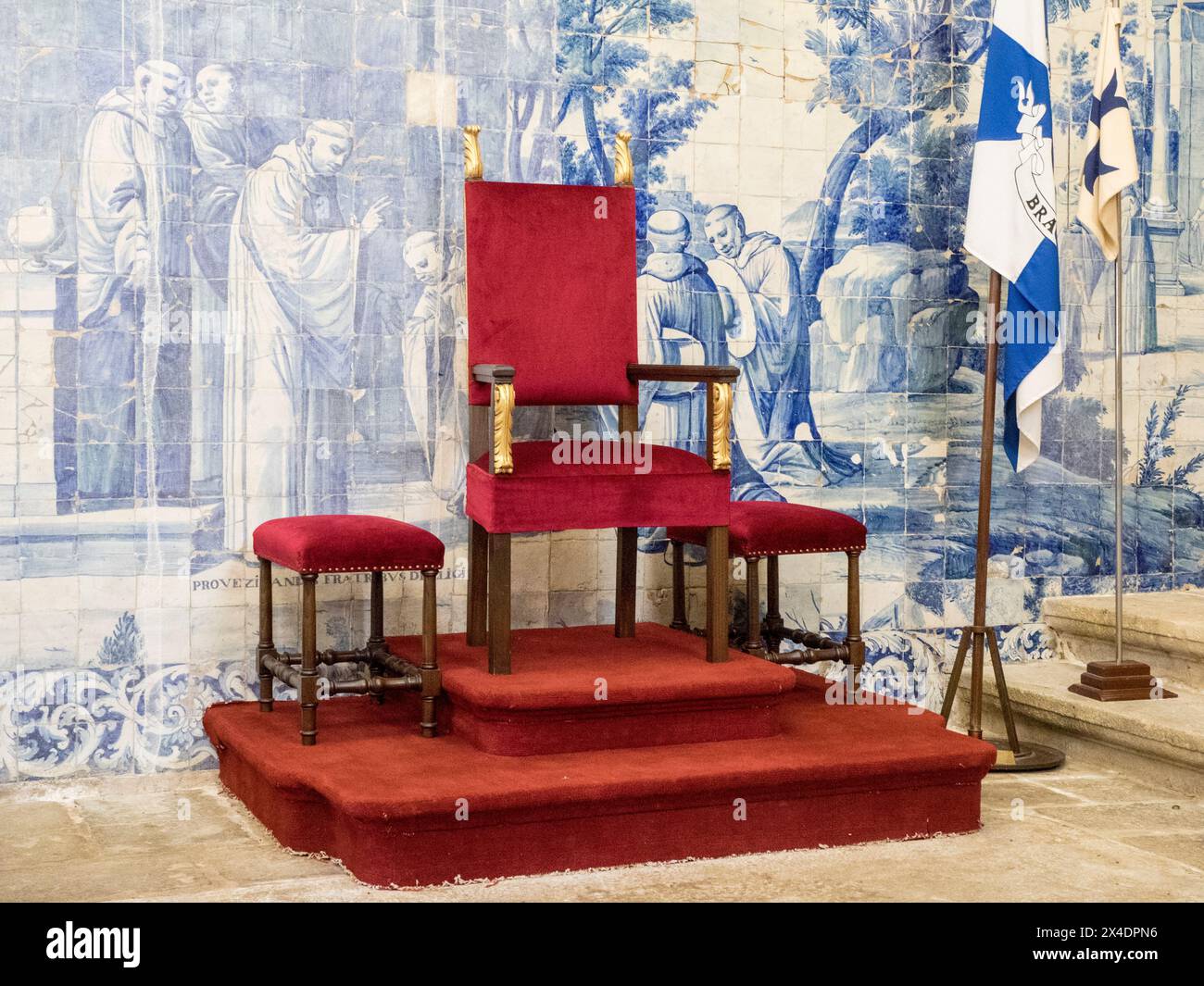 Chaises rouges et carreaux portugais de l'intérieur de la chapelle de Gerald au complexe de la cathédrale se de Braga. Banque D'Images