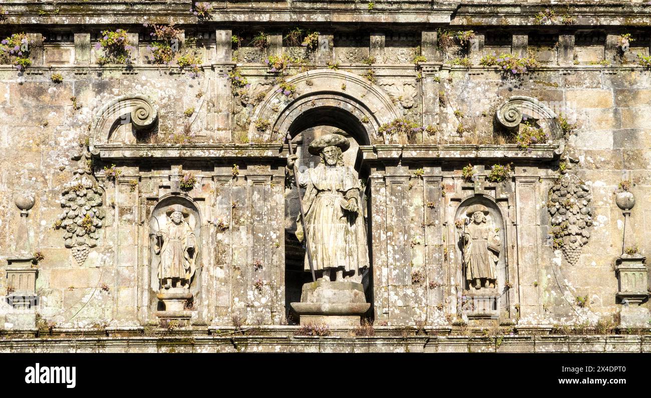 L'apôtre Santiago et ses disciples Athanase et Théodore dans la façade est de la cathédrale Saint-Jacques-de-Compostelle au-dessus de la Quintana de Mortos gat Banque D'Images