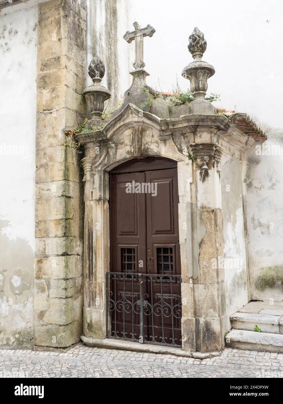 Petite chapelle comme entrée de l'église historique de style baroque de Saint Barthélemy. Banque D'Images