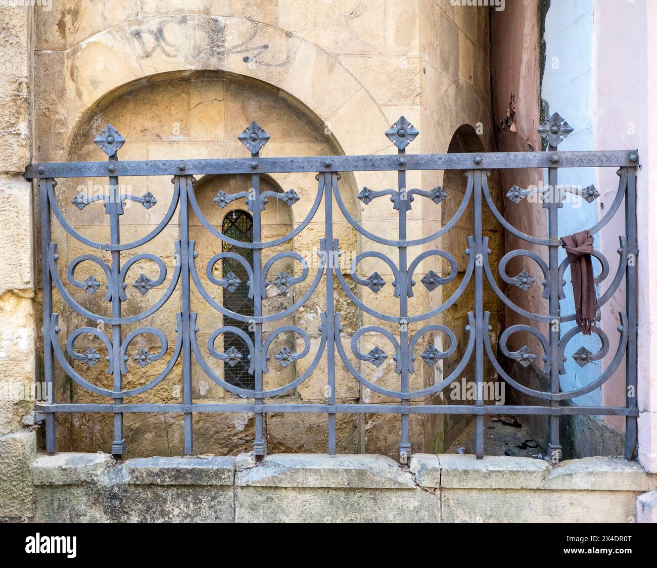 Porte de fer entourant la vieille cathédrale de Coimbra. Banque D'Images