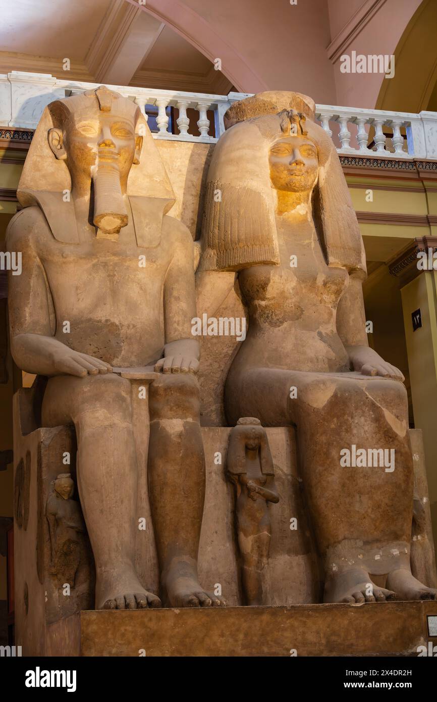 Immenses statues du Pharoah Amenhotep III et de sa reine Tiye. Musée des antiquités du Caire, le Caire. Égypte Banque D'Images