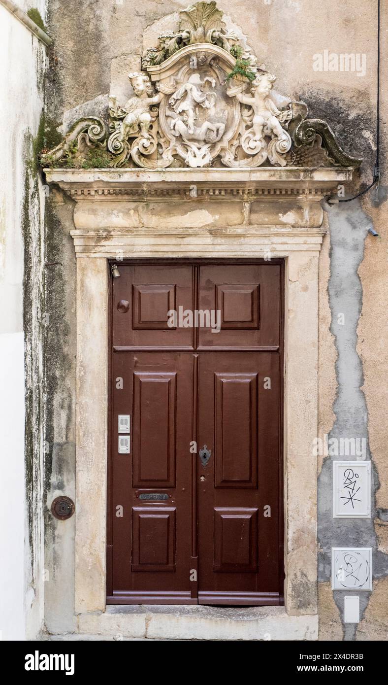 Porte à l'intérieur du terrain de l'université de Coimbra. Banque D'Images