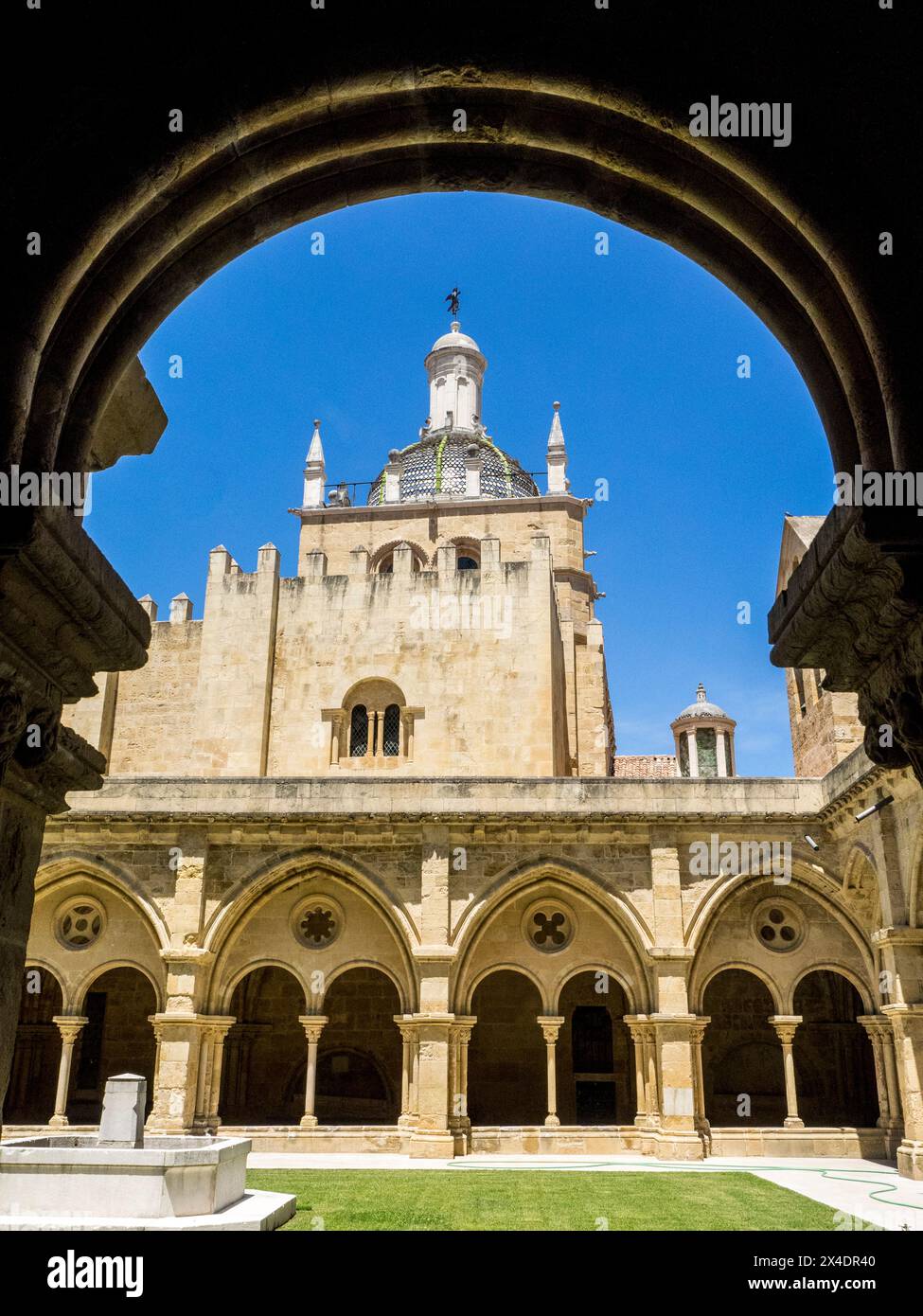 Cloître gothique dans la célèbre vieille cathédrale romane ou se Velha (12ème siècle) de Coimbra, Portugal. Banque D'Images