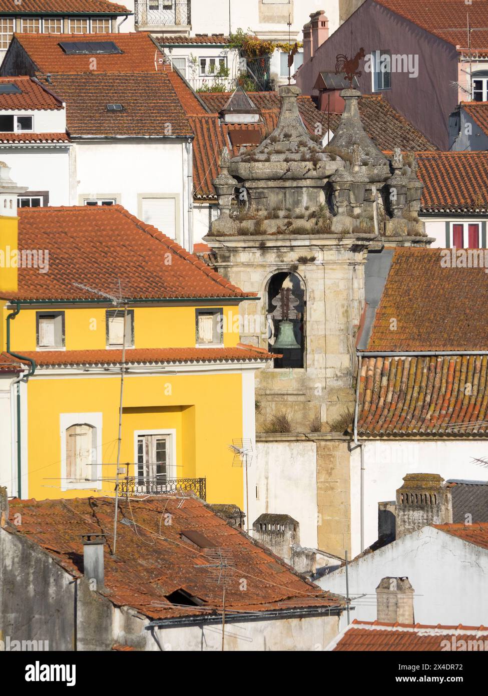 Les toits de la ville de Coimbra et l'ancien clocher de l'église des membres Bartholomew. Banque D'Images