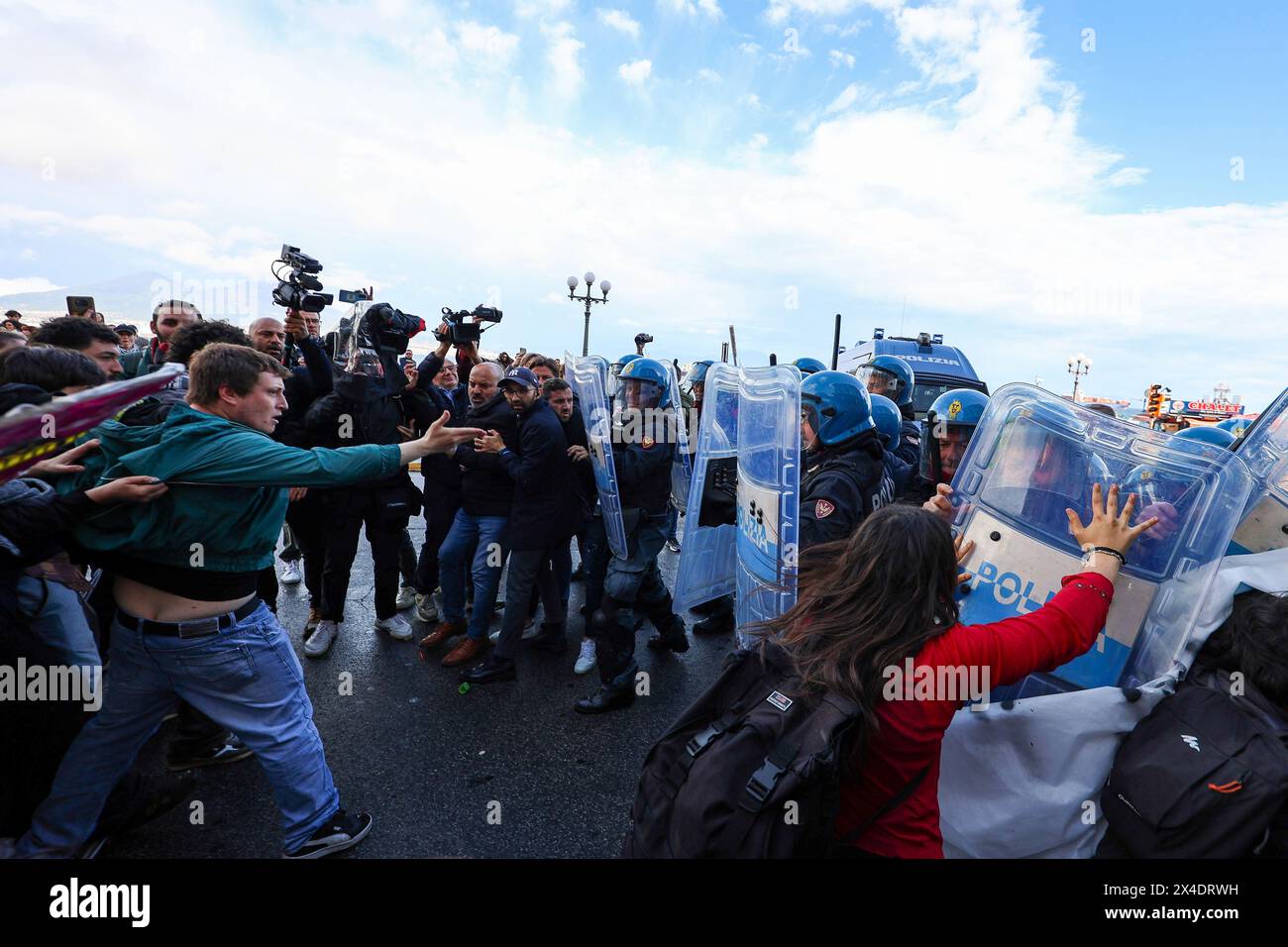 Naples, Italie, 2 mai 2024. Affrontements entre manifestants et policiers lors de la manifestation contre le général Roberto Vannacci, candidat aux élections européennes de 2024 pour le parti Ligue, à Naples pour présenter son livre. Banque D'Images