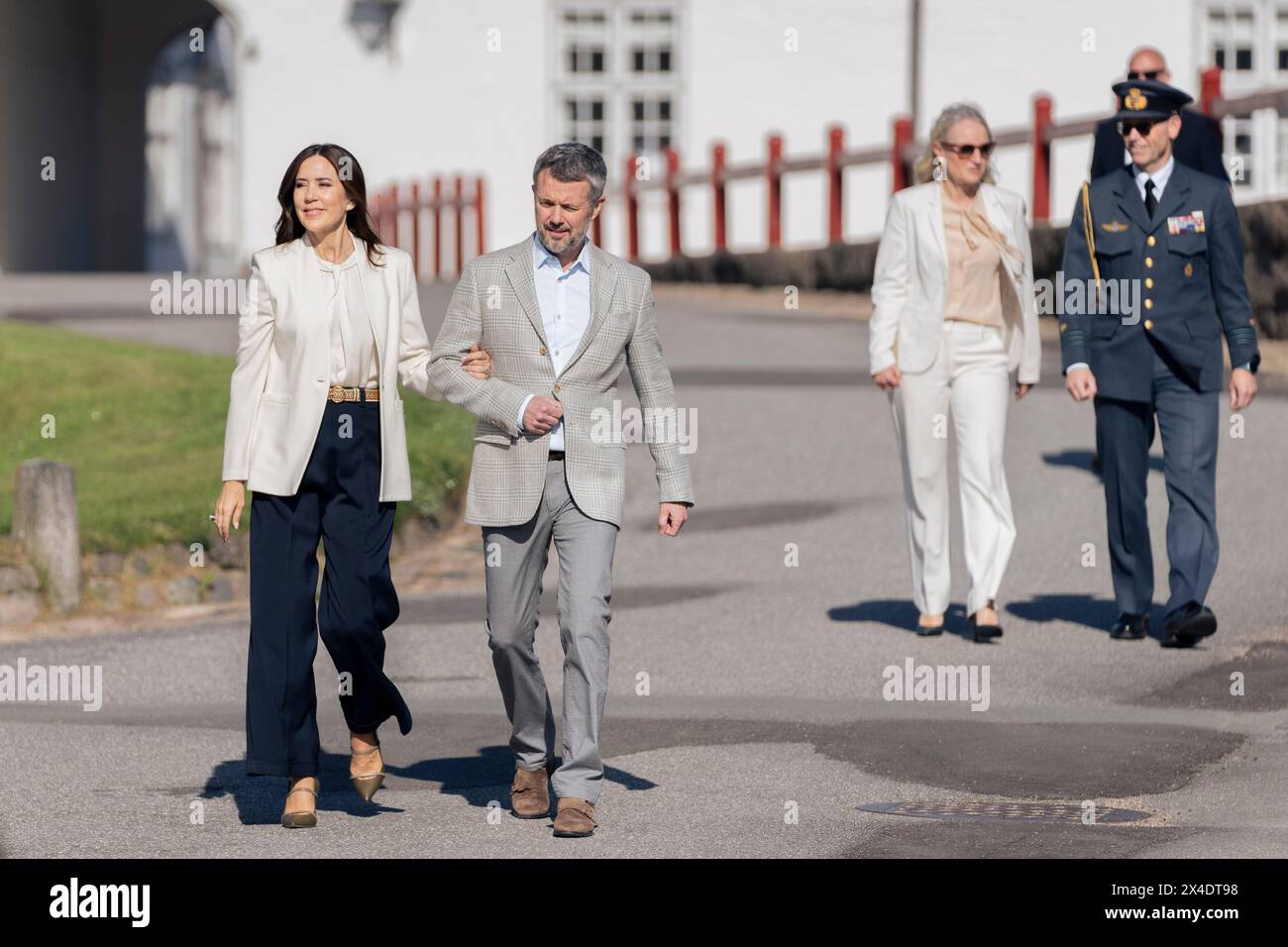 Copenhague, Danemark. 02 mai 2024. Le couple royal, le roi Frédéric X et la reine Marie, sont officiellement accueillis à Fredensborg, le jeudi 2 mai 2024. Le couple royal déménage sa résidence à la Maison de la Chancellerie au château de Fredensborg. La Maison de la Chancellerie sera dorénavant la résidence permanente de la famille royale lors de séjours plus longs au château de Fredensborg. (Photo : Thomas Traasdahl/Scanpix 2024) crédit : Ritzau/Alamy Live News Banque D'Images