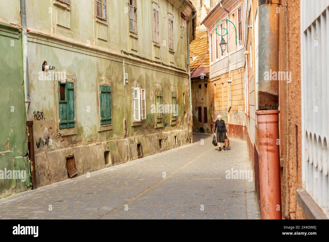 Roumanie, Brasov. 16ème siècle arcades, et terra cotta toits maisons et rues étroites. (Usage éditorial uniquement) Banque D'Images