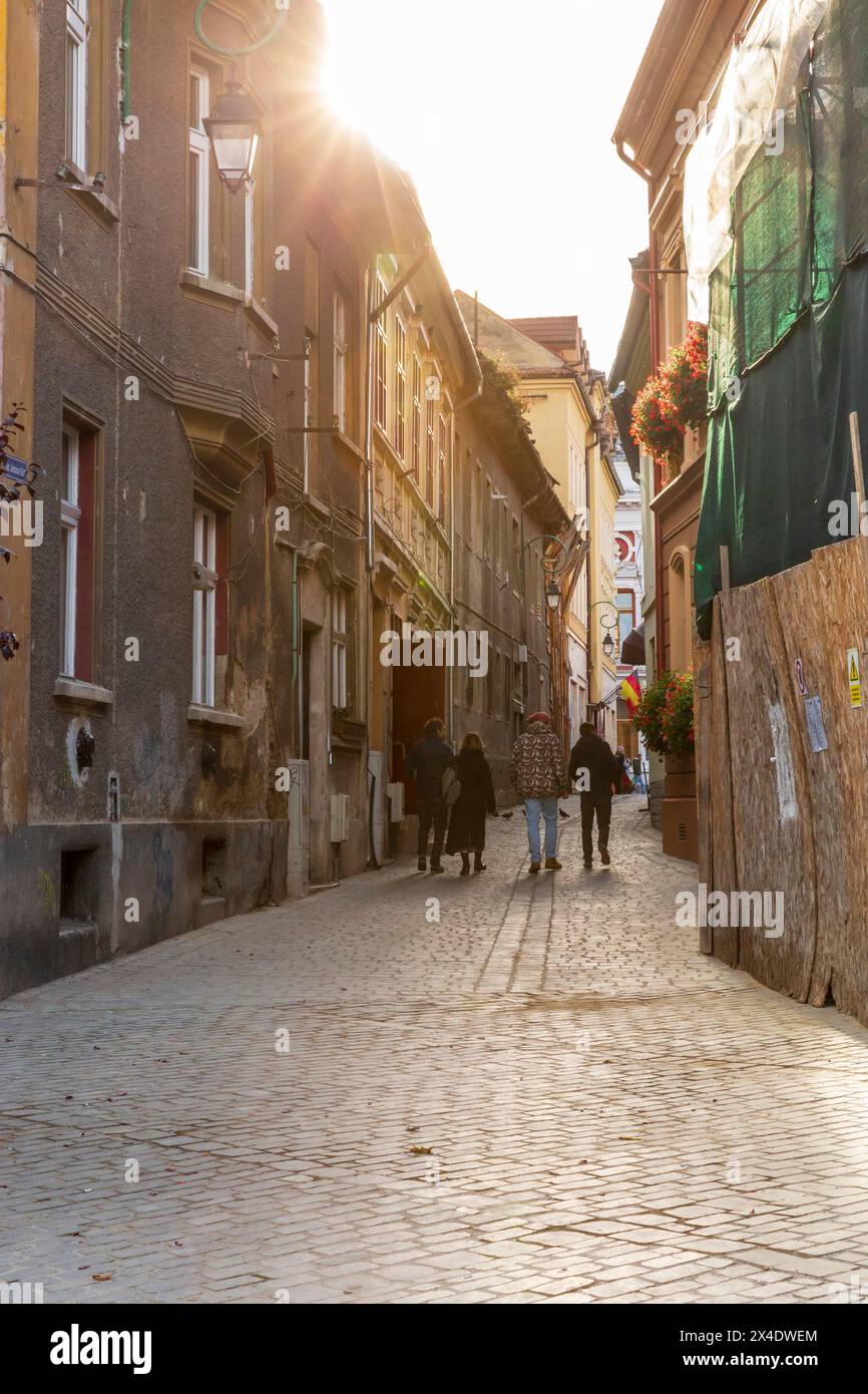 Roumanie, Brasov. 16ème siècle arcades, et terra cotta toits maisons et rues étroites. Banque D'Images