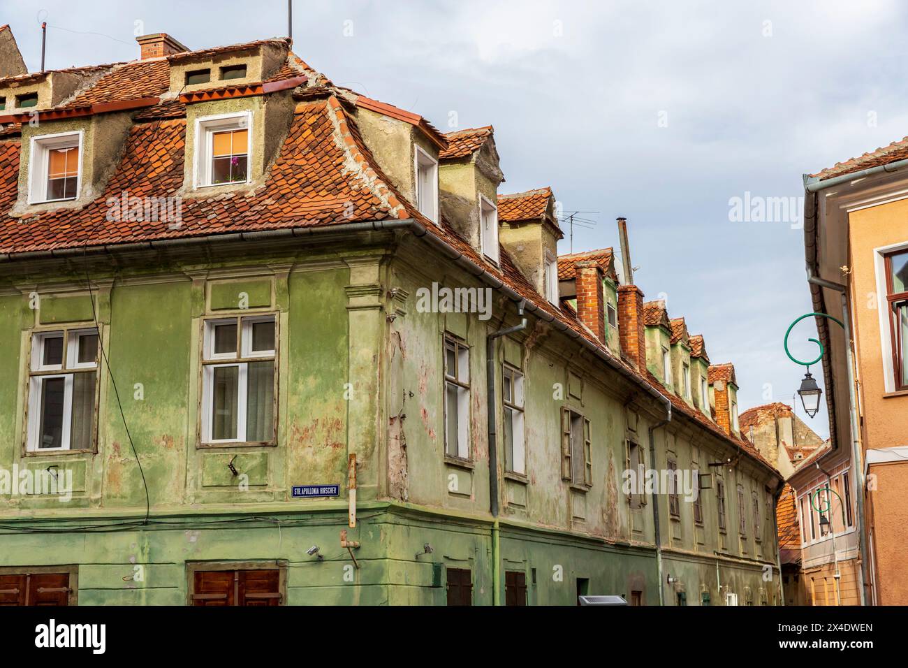 Roumanie, Brasov. 16ème siècle arcades, et terra cotta toits maisons et rues étroites. Banque D'Images