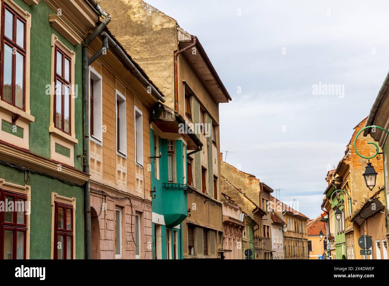 Roumanie, Brasov. 16ème siècle arcades, et terra cotta toits maisons et rues étroites. Banque D'Images