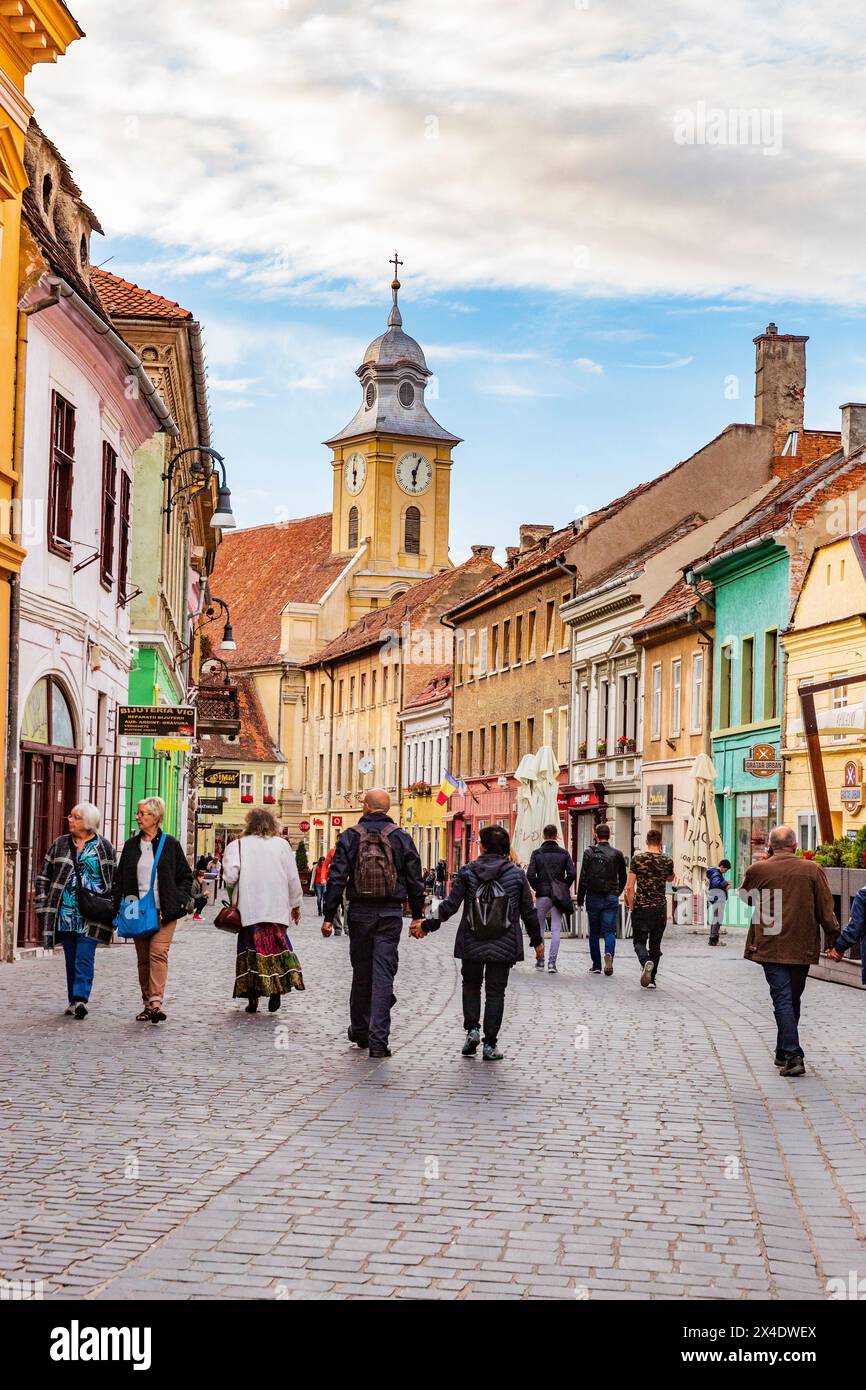 Roumanie, Brasov. 16ème siècle arcades, et terra cotta toits maisons et rues étroites. (Usage éditorial uniquement) Banque D'Images