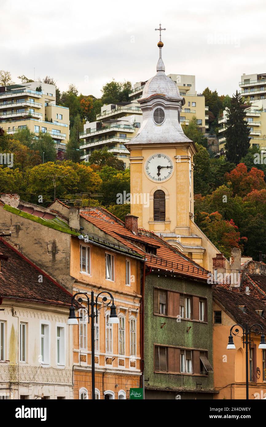 Roumanie, Brasov. Bâtiments Steepled, XVIe-XVIIe siècle. architecture à arcades, maisons couvertes de terre cuite et rues étroites. Banque D'Images