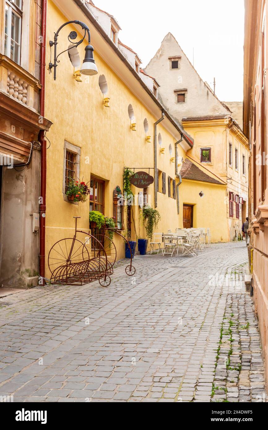 Roumanie, Brasov. 16ème siècle arcades, et terra cotta toits maisons et rues étroites. Banque D'Images