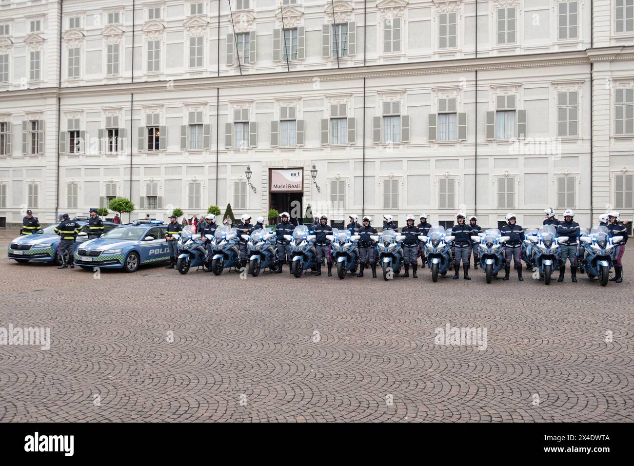 Torino, Italie. 02 mai 2024. Alcune immagini della sfilata della Polizia Stradale in occasione del Giro d'Italia, presso Piazzetta Reale a Torino, Italia - Cronaca - 2 Maggio 2024 - (photo Giacomo Longo/LaPresse) quelques photos du défilé de la police de la circulation pendant le Giro d'Italia, Piazzetta Reale à Turin, Italie - Actualités - 2 mai 2024 - (photo Giacomo Longo/LaPresse) crédit : LaPresse/Alamy Live News Banque D'Images