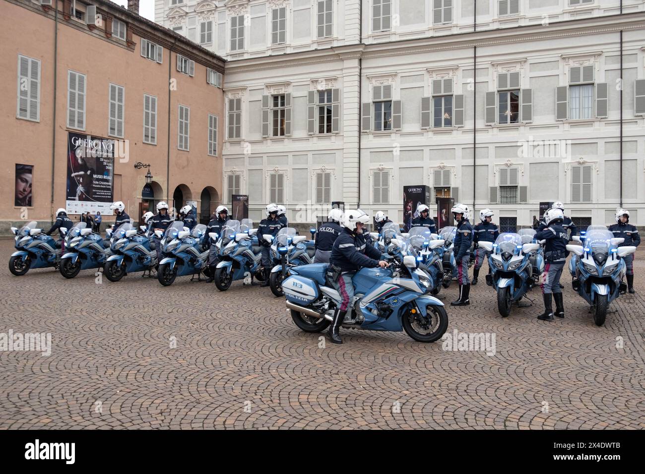 Torino, Italie. 02 mai 2024. Alcune immagini della sfilata della Polizia Stradale in occasione del Giro d'Italia, presso Piazzetta Reale a Torino, Italia - Cronaca - 2 Maggio 2024 - (photo Giacomo Longo/LaPresse) quelques photos du défilé de la police de la circulation pendant le Giro d'Italia, Piazzetta Reale à Turin, Italie - Actualités - 2 mai 2024 - (photo Giacomo Longo/LaPresse) crédit : LaPresse/Alamy Live News Banque D'Images