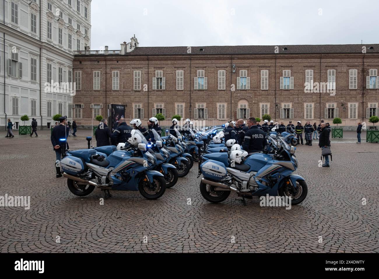 Torino, Italie. 02 mai 2024. Alcune immagini della sfilata della Polizia Stradale in occasione del Giro d'Italia, presso Piazzetta Reale a Torino, Italia - Cronaca - 2 Maggio 2024 - (photo Giacomo Longo/LaPresse) quelques photos du défilé de la police de la circulation pendant le Giro d'Italia, Piazzetta Reale à Turin, Italie - Actualités - 2 mai 2024 - (photo Giacomo Longo/LaPresse) crédit : LaPresse/Alamy Live News Banque D'Images