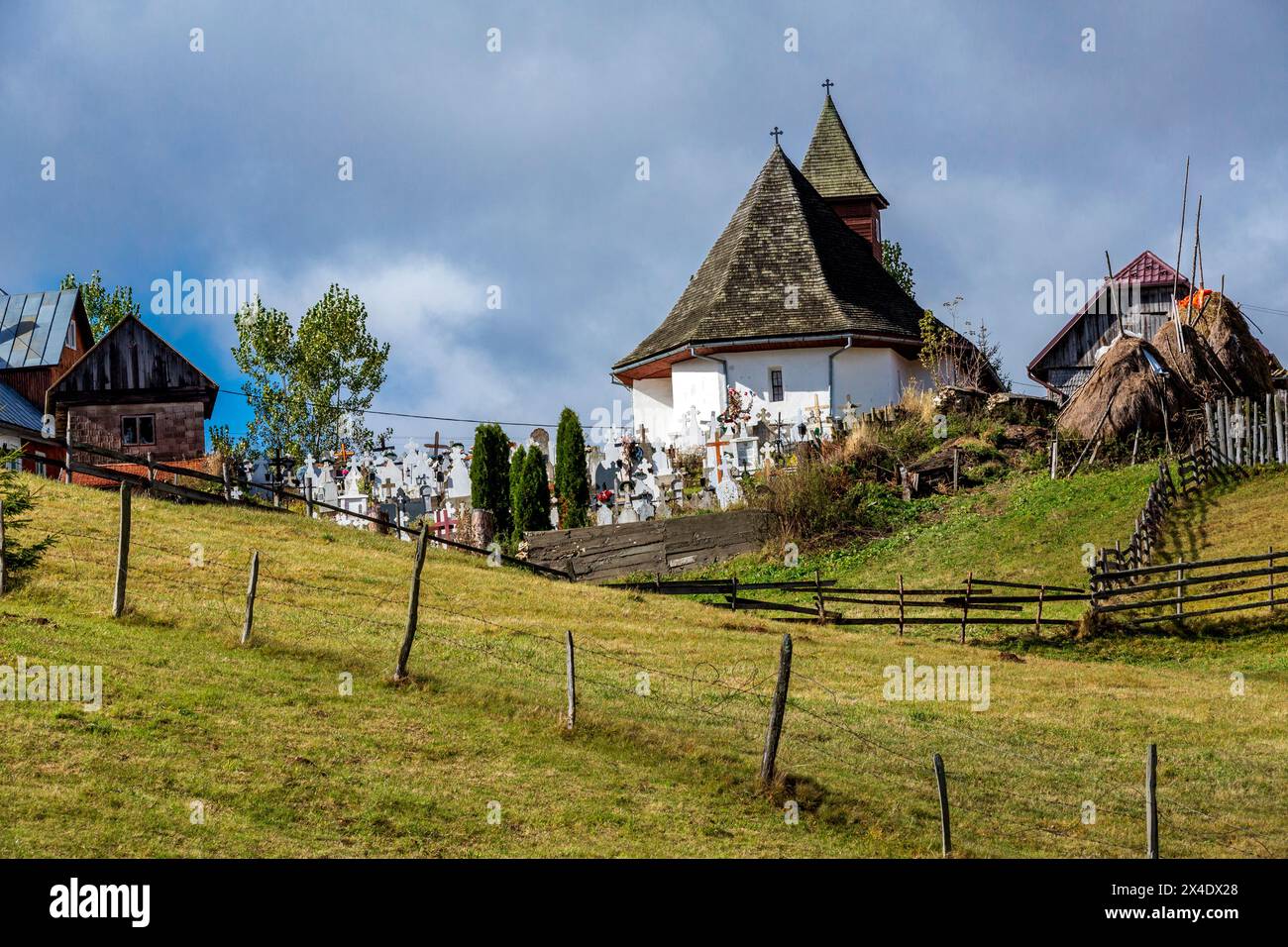 Roumanie, Transylvanie, montagnes des Carpates. Église du village. Banque D'Images