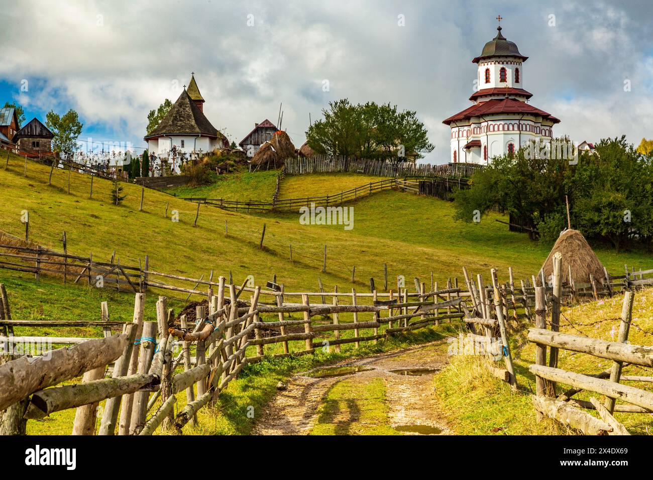 Roumanie, Transylvanie, montagnes des Carpates. Église du village. Banque D'Images