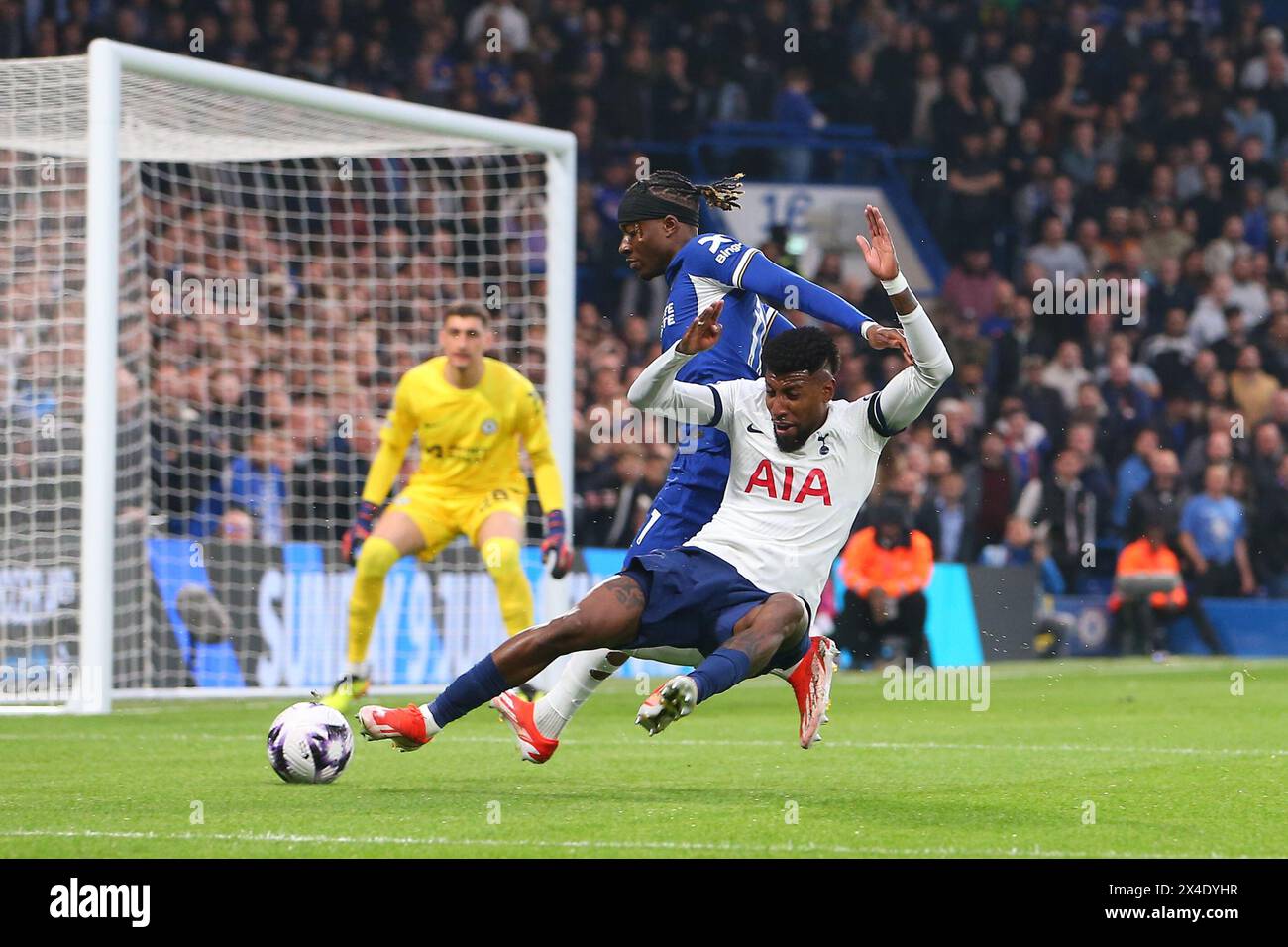 Stamford Bridge, Chelsea, Londres, Royaume-Uni. 2 mai 2024. Premier League Football, Chelsea contre Tottenham Hotspur ; Emerson Royal de Tottenham Hotspur est défié par Noni Madueke de Chelsea et pense qu'il devrait avoir un penalty, mais l'arbitre Robert Jones n'est pas intéressé. Crédit : action plus Sports/Alamy Live News Banque D'Images