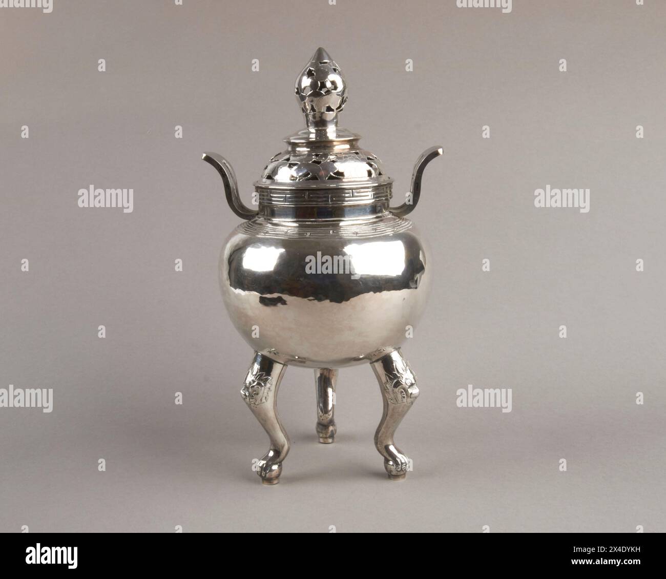 Antique fin du 19ème début du 20ème siècle censure chinoise en argent brûleur d'encens et couverture. Banque D'Images