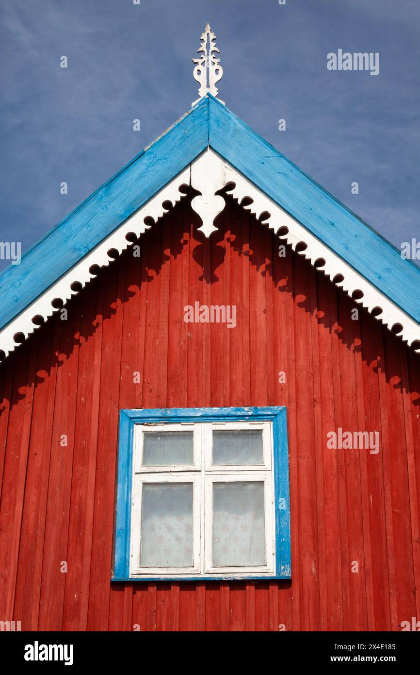 Maisons en bois colorées dans la ville de Nida sur la flèche de Curonian en Lituanie en Europe de l'est Banque D'Images