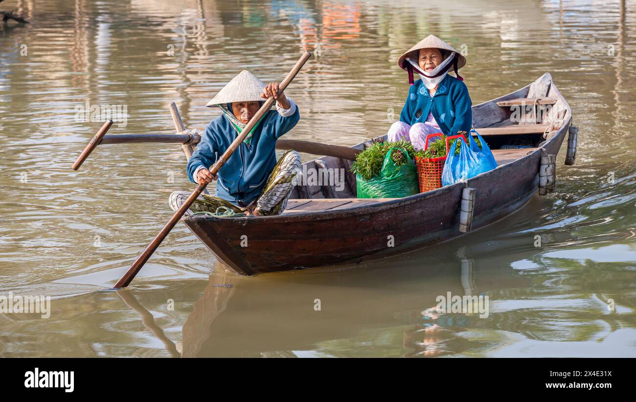 Vietnam, Hoi an, petits bateaux transportant les gens d'un côté à l'autre de la rivière Banque D'Images