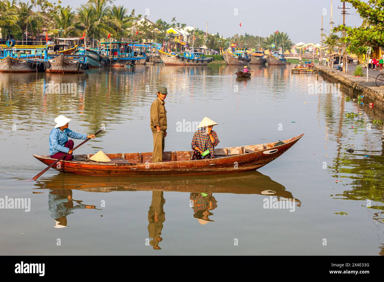 Vietnam, Hoi an, petits bateaux transportant les gens d'un côté à l'autre de la rivière Banque D'Images