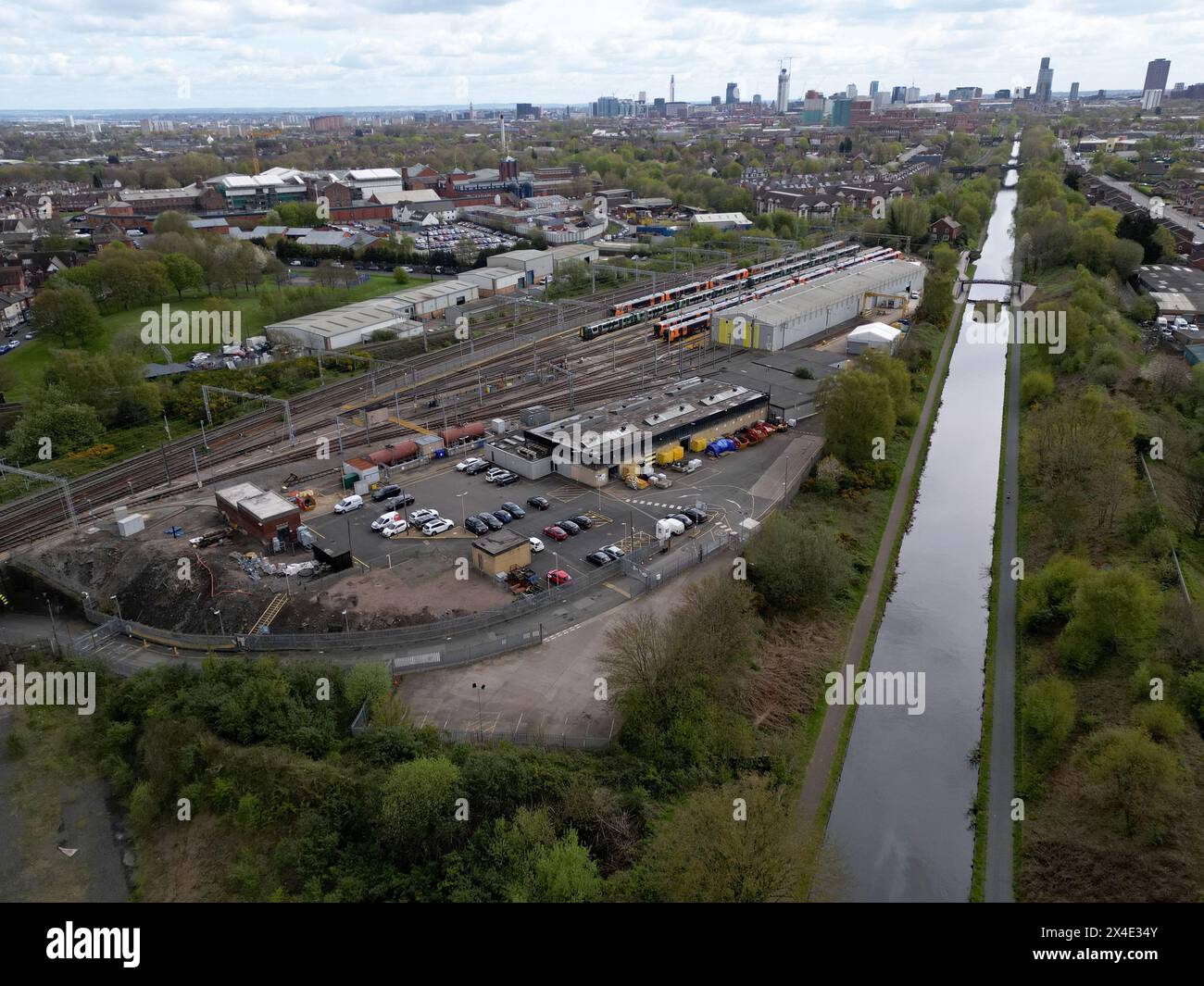 Photo aérienne par drone du dépôt de Soho du West Midlands Railway, canal de Birmingham et ses environs, Birmingham, Royaume-Uni Banque D'Images