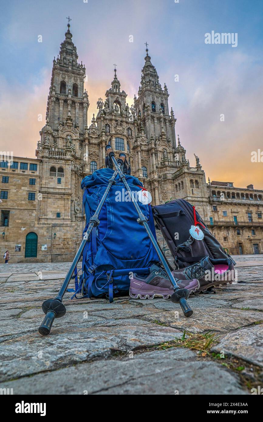 Espagne, Galice. Saint-Jacques-de-Compostelle, les symboles des pèlerins sur le Camino, sac à dos, bâtons de marche, coquille et chaussures bien usées Banque D'Images