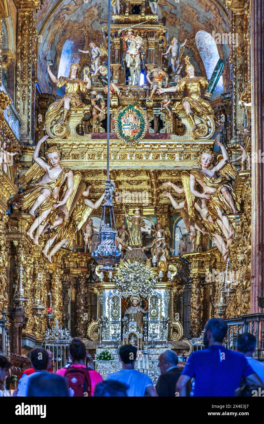 Espagne, Galice. Cathédrale de Saint-Jacques-de-Compostelle, pèlerin étudiant le maître-autel et le Botafumeiro Banque D'Images