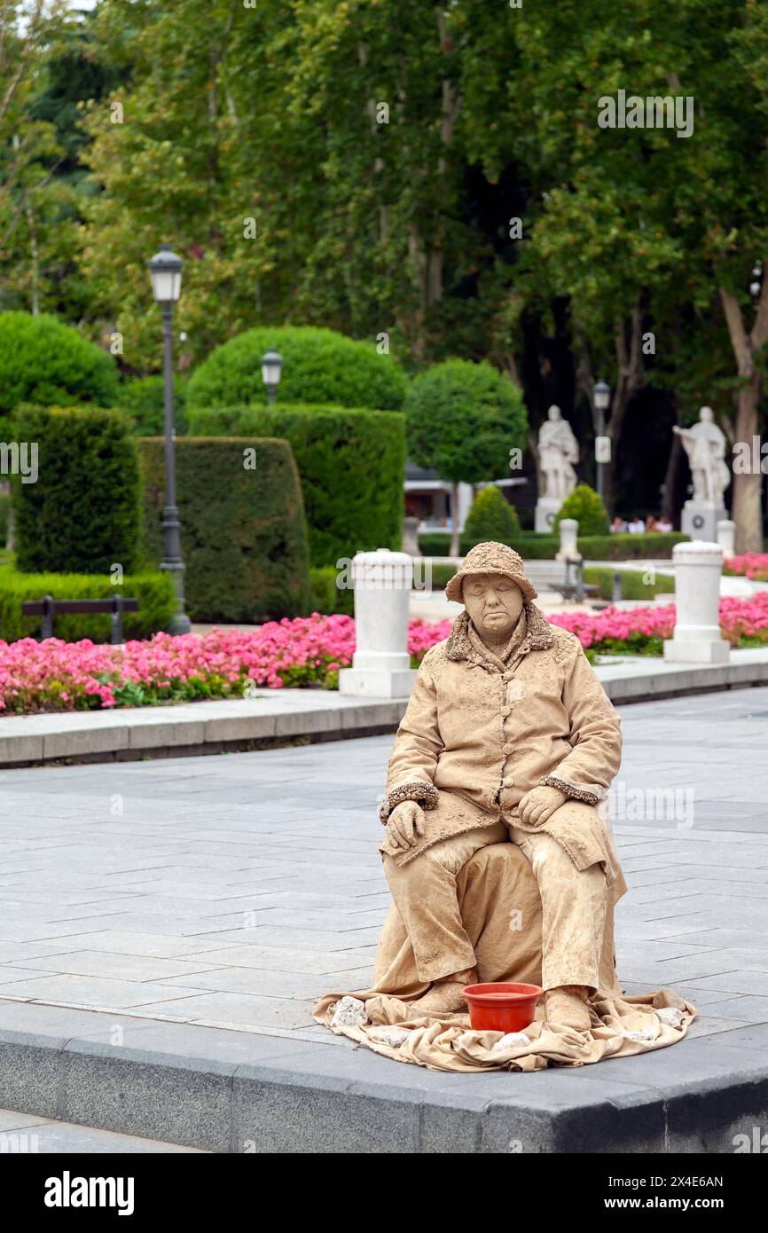 Une statue vivante, ou statue humaine, un artiste qui pose comme une statue ou un mannequin, avec un maquillage réaliste ressemblant à une statue. Banque D'Images