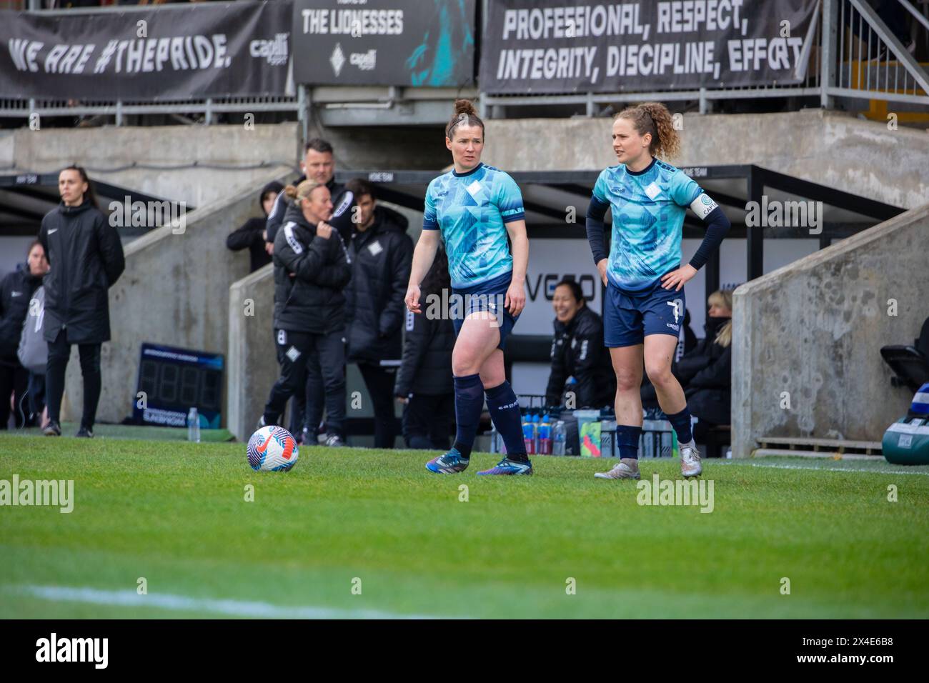 Emma Mukandi et lois Joel Capitaine de footballeurs internationaux se préparant à prendre un coup franc pour l'équipe de football féminine London City Lionesses Banque D'Images