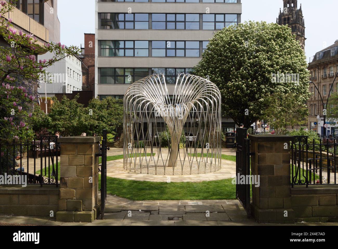 Sculpture en métal du mémorial de la pandémie de COVID dans Barkers Pool Garden, Sheffield centre-ville Angleterre Royaume-Uni art public Wilow Tree Memorial Banque D'Images